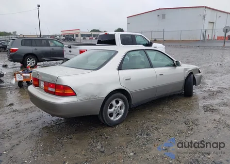 1998 Lexus Es 300 from USA, damaged, VIN JT8BF28G4W5022663
